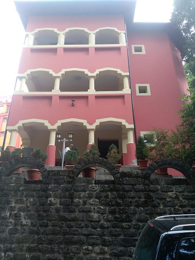 Отель Casa Rosa Бэи­ле-Олэ­неш­ти Экстерьер фото